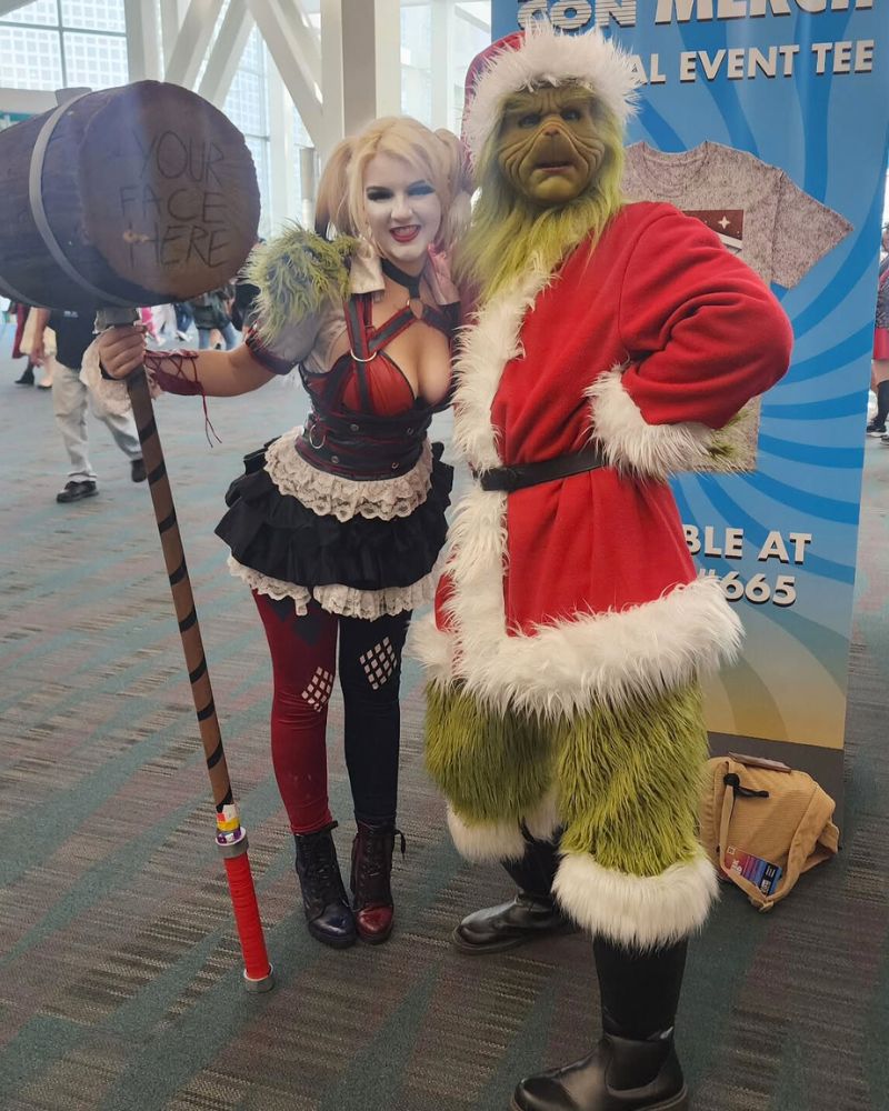 Stealer of Christmas costume spotted alongside a Harley Quinn cosplayer at a comic convention event — The Terror Lab